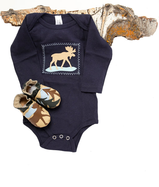 Moosewinkle Gift Set (navy onesie, sand shoes)